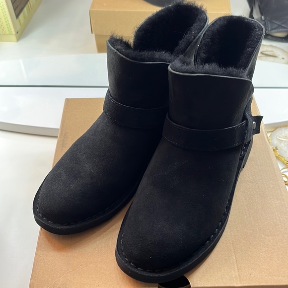New UGG Zariyah Water Repellent Ankle Boot - Picture 3 of 11